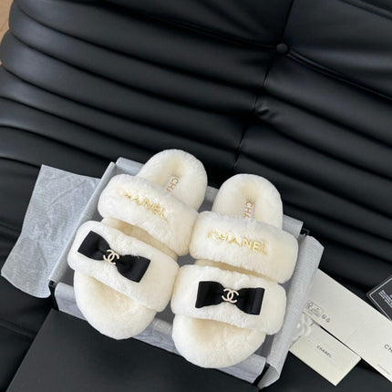 CC DAD SANDAL MULE IN WHITE FLEECE WITH GOLD HARDWARE