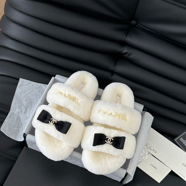 CC DAD SANDAL MULE IN WHITE FLEECE WITH GOLD HARDWARE