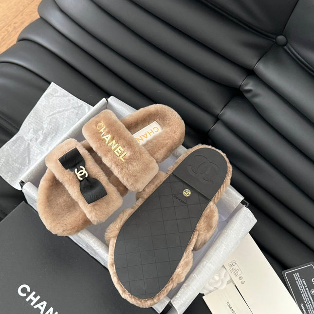 CC DAD SANDAL MULE IN CAMEL BROWN FLEECE WITH GOLD HARDWARE