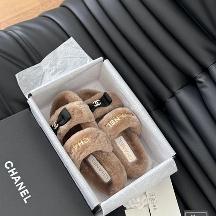 CC DAD SANDAL MULE IN CAMEL BROWN FLEECE WITH GOLD HARDWARE