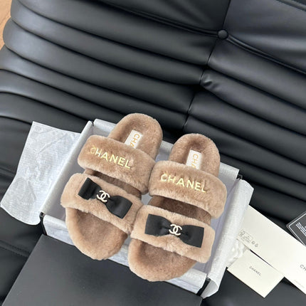 CC DAD SANDAL MULE IN CAMEL BROWN FLEECE WITH GOLD HARDWARE
