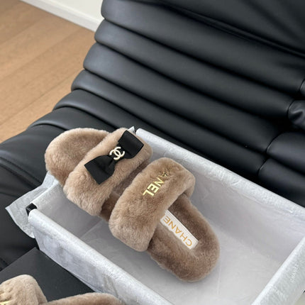 CC DAD SANDAL MULE IN CAMEL BROWN FLEECE WITH GOLD HARDWARE