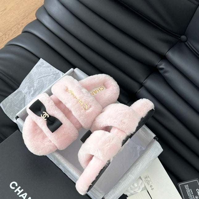 CC DAD SANDAL MULE IN PASTEL PINK FLEECE WITH GOLD HARDWARE