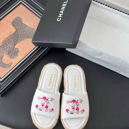 SLIPPERS IN WHITE SHEEPSKIN MIX FABRIC AND STRAPS BASE