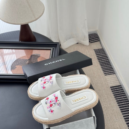 SLIPPERS IN WHITE SHEEPSKIN MIX FABRIC AND STRAPS BASE