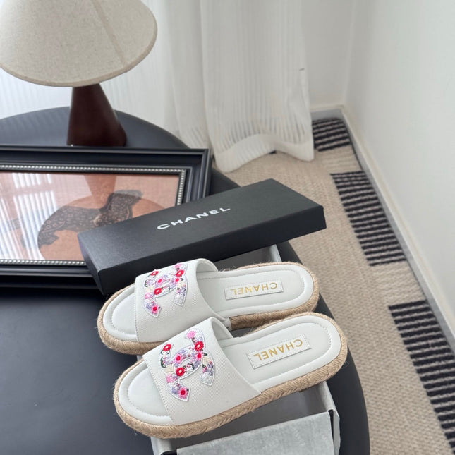 SLIPPERS IN WHITE SHEEPSKIN MIX FABRIC AND STRAPS BASE