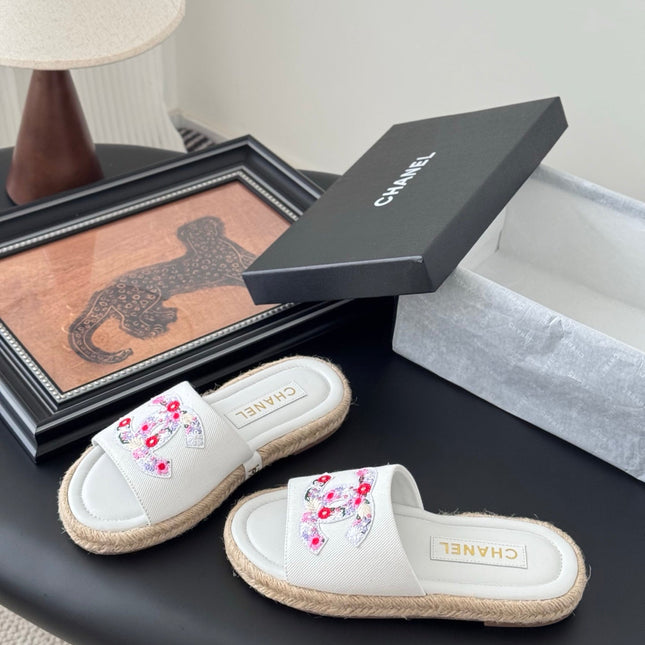 SLIPPERS IN WHITE SHEEPSKIN MIX FABRIC AND STRAPS BASE