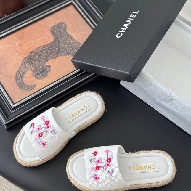 SLIPPERS IN WHITE SHEEPSKIN MIX FABRIC AND STRAPS BASE