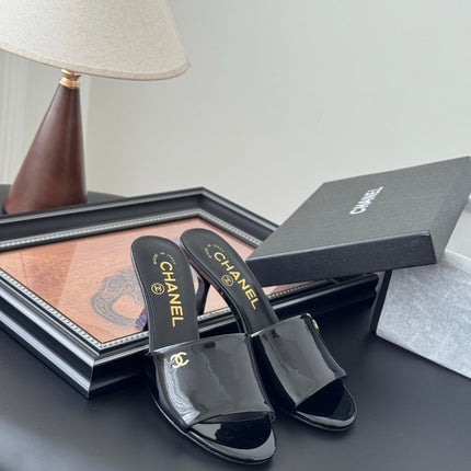 HIGH HEELS IN BLACK GLOSSY LEATHER