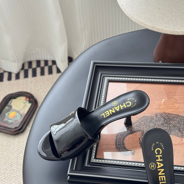 HIGH HEELS IN BLACK GLOSSY LEATHER