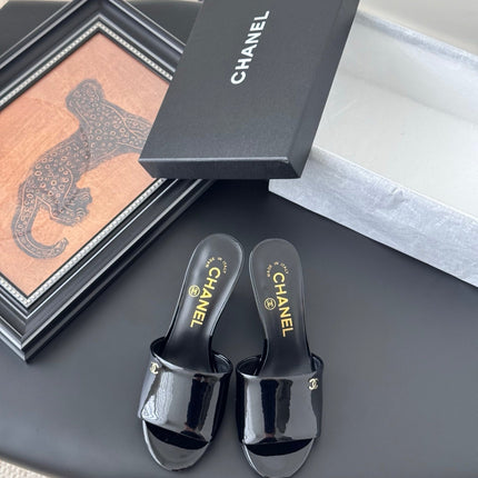 HIGH HEELS IN BLACK GLOSSY LEATHER