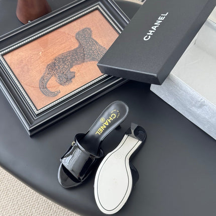 HIGH HEELS IN BLACK GLOSSY LEATHER