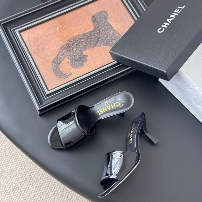 HIGH HEELS IN BLACK GLOSSY LEATHER