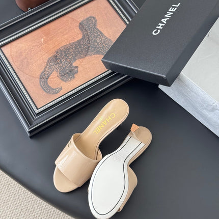 HIGH HEELS IN BEIGE GLOSSY LEATHER