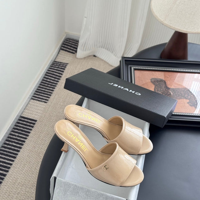 HIGH HEELS IN BEIGE GLOSSY LEATHER