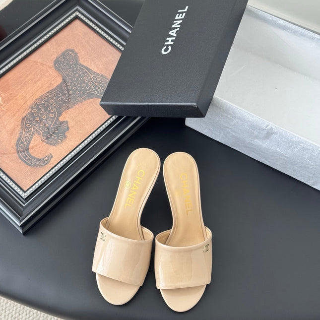 HIGH HEELS IN BEIGE GLOSSY LEATHER