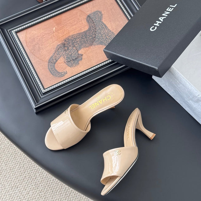 HIGH HEELS IN BEIGE GLOSSY LEATHER