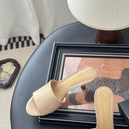 HIGH HEELS IN BEIGE GLOSSY LEATHER