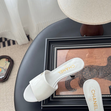 HIGH HEELS IN WHITE GLOSSY LEATHER