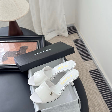 HIGH HEELS IN WHITE GLOSSY LEATHER