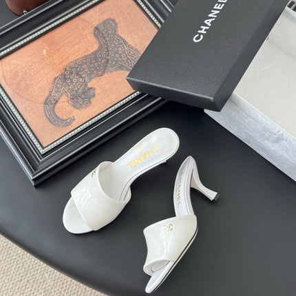 HIGH HEELS IN WHITE GLOSSY LEATHER