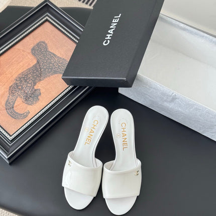 HIGH HEELS IN WHITE GLOSSY LEATHER