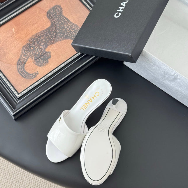 HIGH HEELS IN WHITE GLOSSY LEATHER