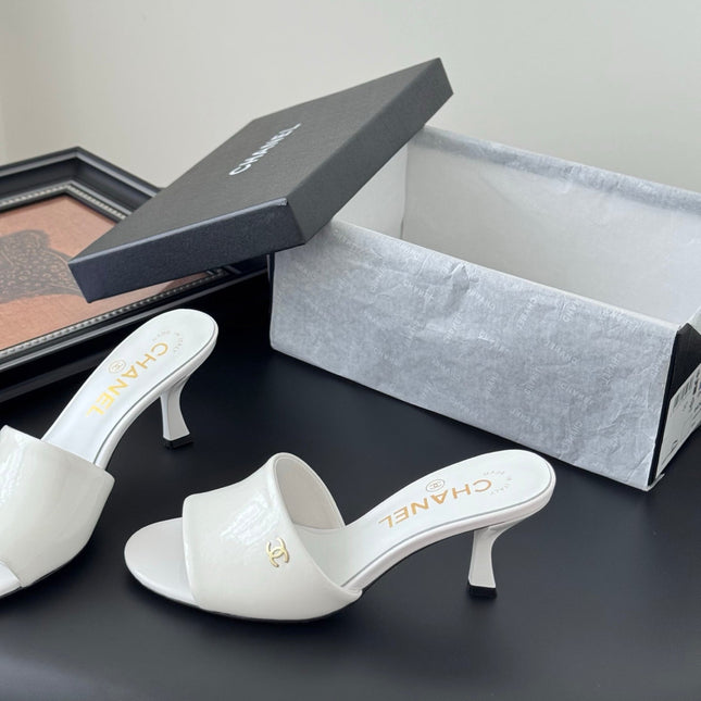 HIGH HEELS IN WHITE GLOSSY LEATHER