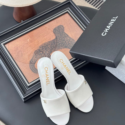 HIGH HEELS IN WHITE GLOSSY LEATHER