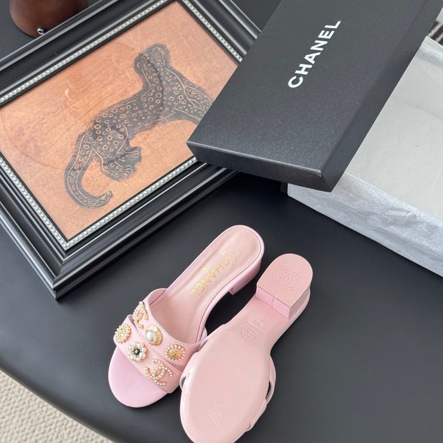 MULE SLIDE SANDALS IN PINK LAMBSKIN WITH LOGO STICKER DETAIL