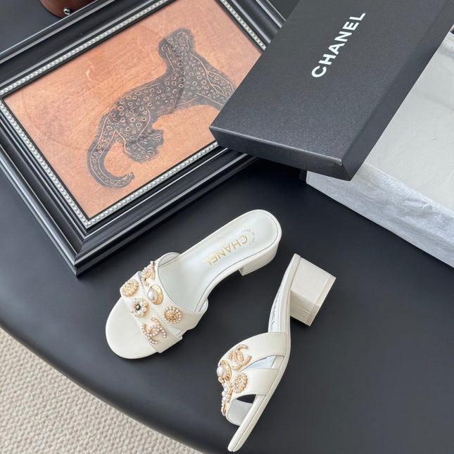 MULE SLIDE SANDALS IN WHITE LAMBSKIN WITH LOGO STICKER DETAIL