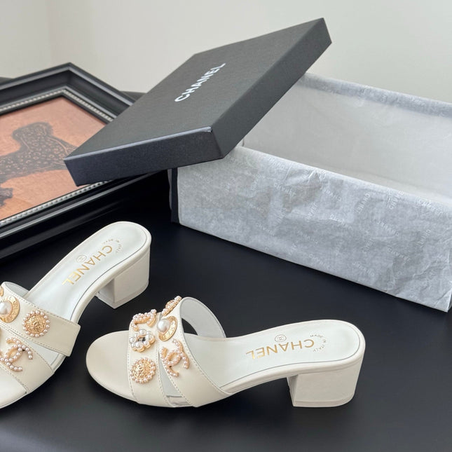 MULE SLIDE SANDALS IN WHITE LAMBSKIN WITH LOGO STICKER DETAIL