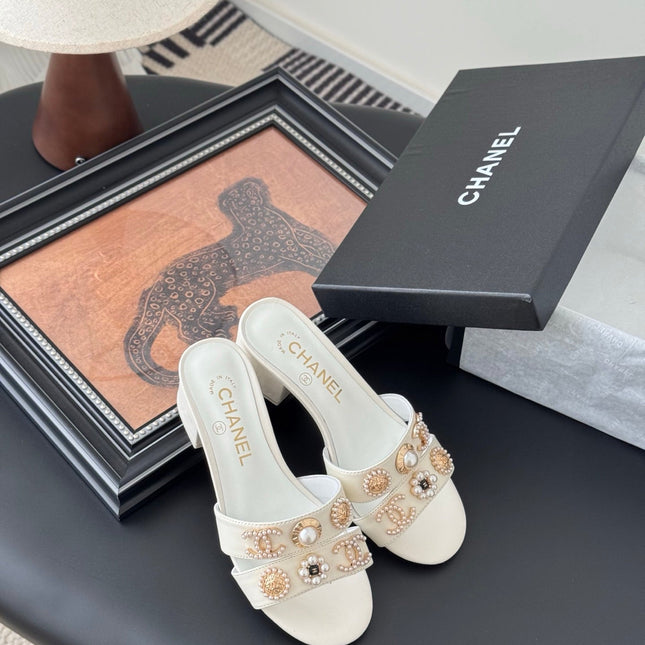 MULE SLIDE SANDALS IN WHITE LAMBSKIN WITH LOGO STICKER DETAIL