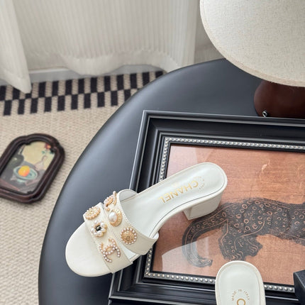 MULE SLIDE SANDALS IN WHITE LAMBSKIN WITH LOGO STICKER DETAIL