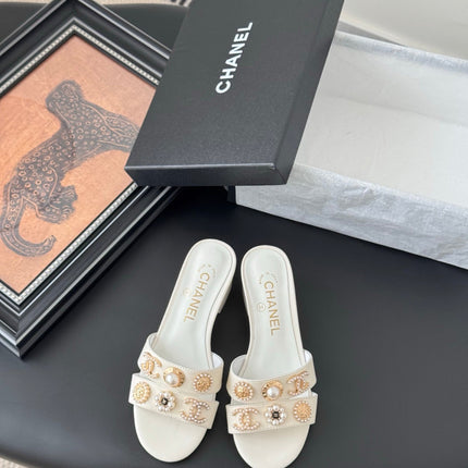 MULE SLIDE SANDALS IN WHITE LAMBSKIN WITH LOGO STICKER DETAIL