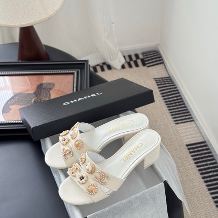 MULE SLIDE SANDALS IN WHITE LAMBSKIN WITH LOGO STICKER DETAIL