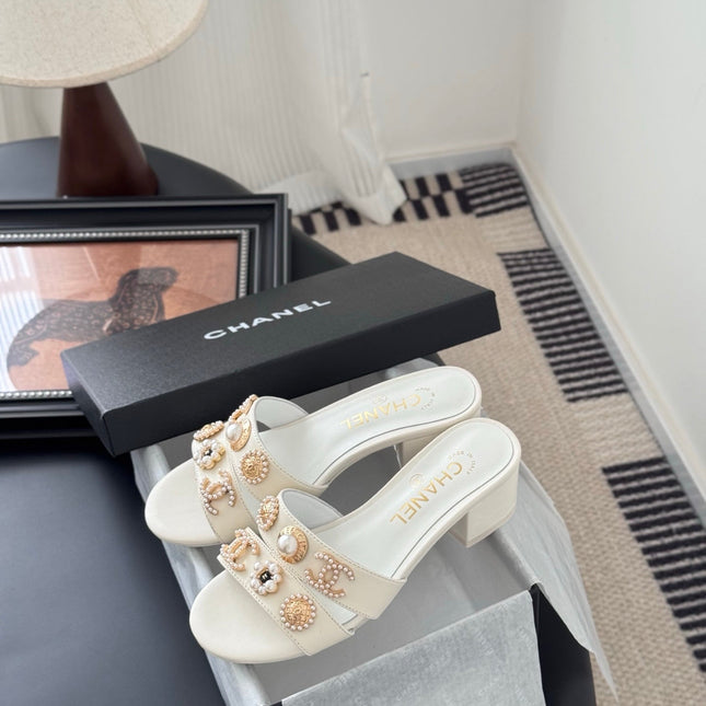 MULE SLIDE SANDALS IN WHITE LAMBSKIN WITH LOGO STICKER DETAIL