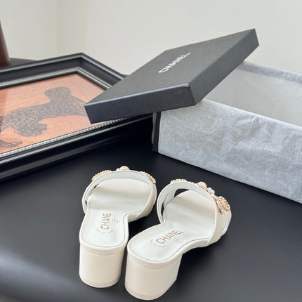 MULE SLIDE SANDALS IN WHITE LAMBSKIN WITH LOGO STICKER DETAIL