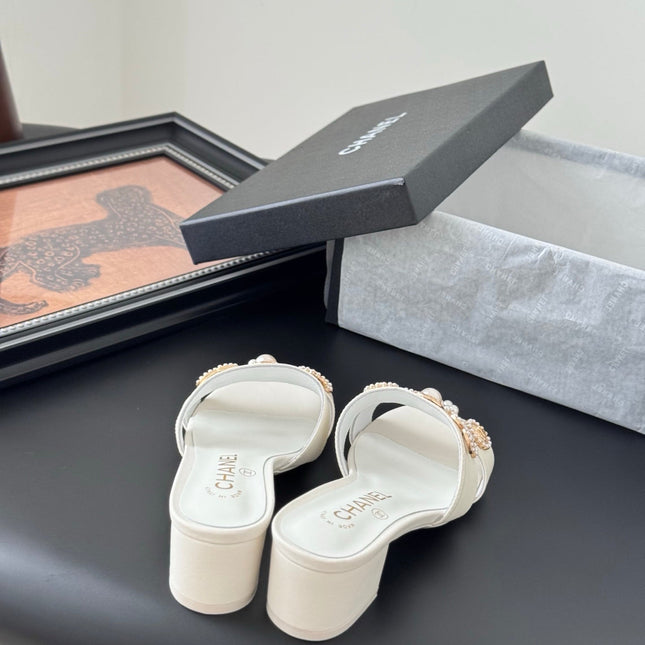 MULE SLIDE SANDALS IN WHITE LAMBSKIN WITH LOGO STICKER DETAIL