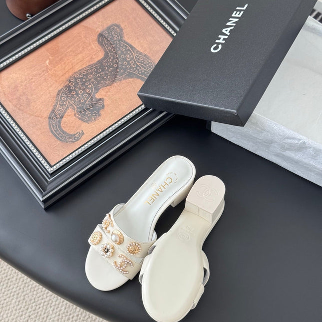 MULE SLIDE SANDALS IN WHITE LAMBSKIN WITH LOGO STICKER DETAIL