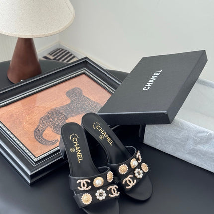 MULE SLIDE SANDALS IN BLACK LAMBSKIN WITH LOGO STICKER DETAIL