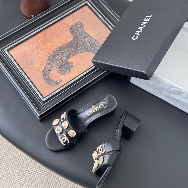 MULE SLIDE SANDALS IN BLACK LAMBSKIN WITH LOGO STICKER DETAIL