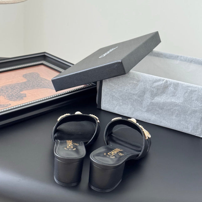 MULE SLIDE SANDALS IN BLACK LAMBSKIN WITH LOGO STICKER DETAIL