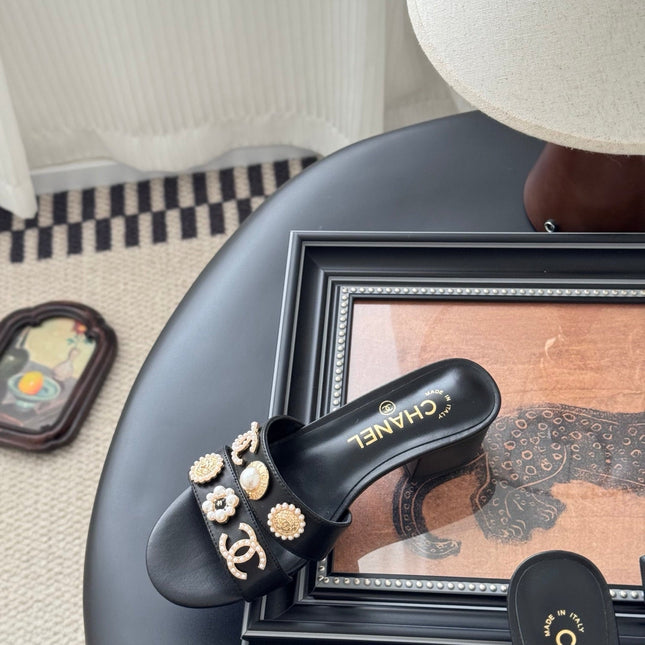 MULE SLIDE SANDALS IN BLACK LAMBSKIN WITH LOGO STICKER DETAIL