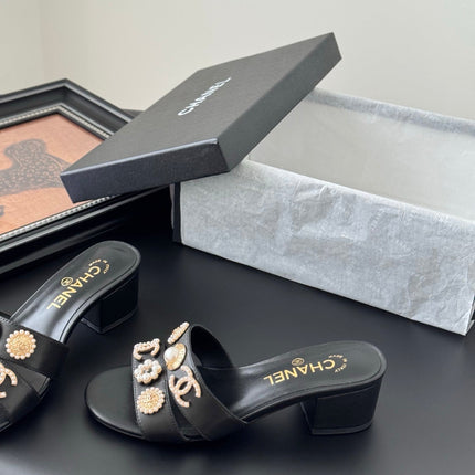 MULE SLIDE SANDALS IN BLACK LAMBSKIN WITH LOGO STICKER DETAIL