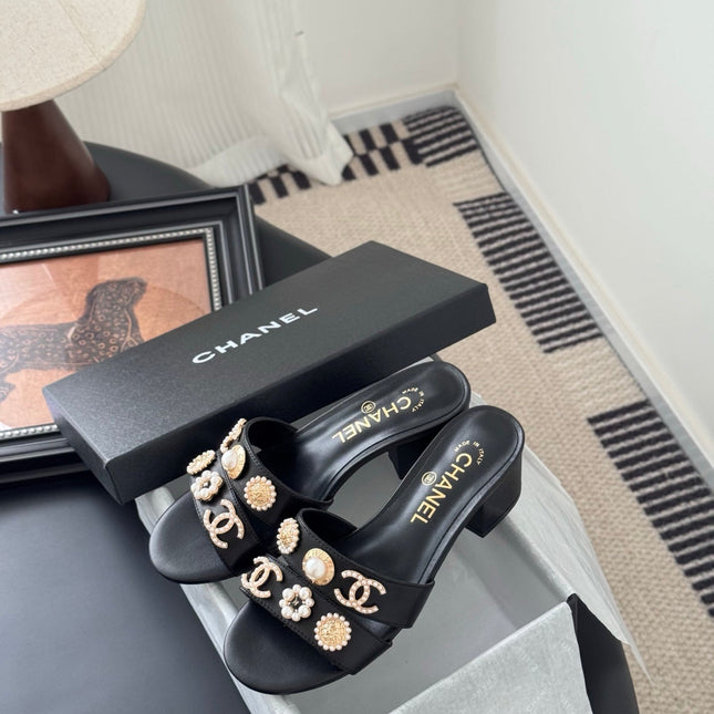 MULE SLIDE SANDALS IN BLACK LAMBSKIN WITH LOGO STICKER DETAIL