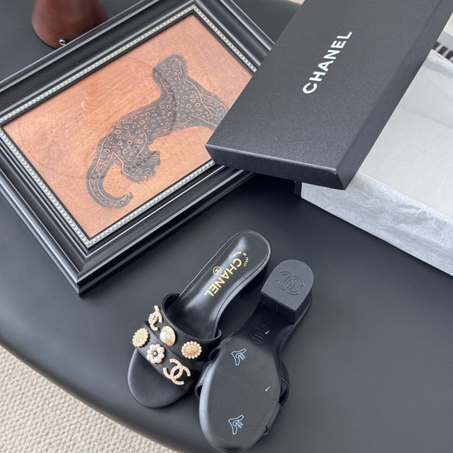 MULE SLIDE SANDALS IN BLACK LAMBSKIN WITH LOGO STICKER DETAIL