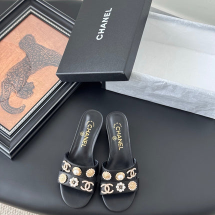 MULE SLIDE SANDALS IN BLACK LAMBSKIN WITH LOGO STICKER DETAIL