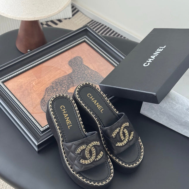 WEDGE HEELS IN BLACK CALFSKIN MIX CHAIN BASE