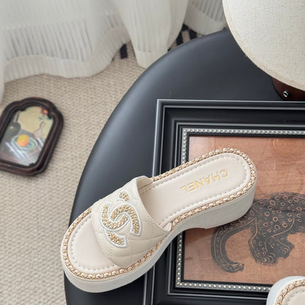 WEDGE HEELS IN HIGHT BEIGE CALFSKIN MIX CHAIN BASE